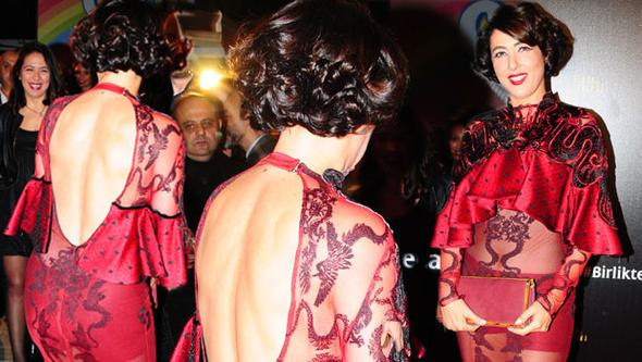 Gözleri şaşı etti! Cesur dekoltesiyle törene damga vurdu - Resim: 2