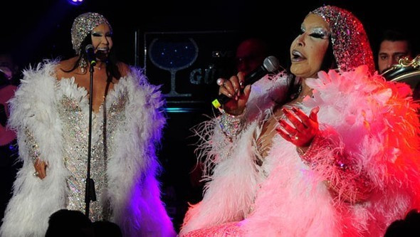 40 kiloluk kıyafetle sahneye çıktı - Resim: 1