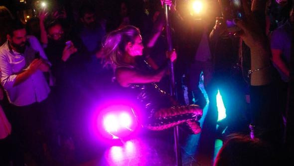 Yonca'dan 40.yıla özel direk dansı - Resim: 1