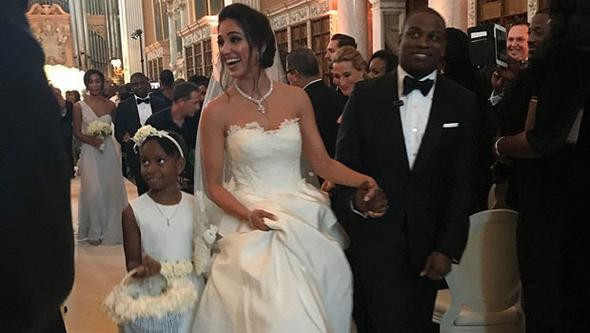 Düğün için sarayı 1 milyon gülle süsledi! - Resim: 1