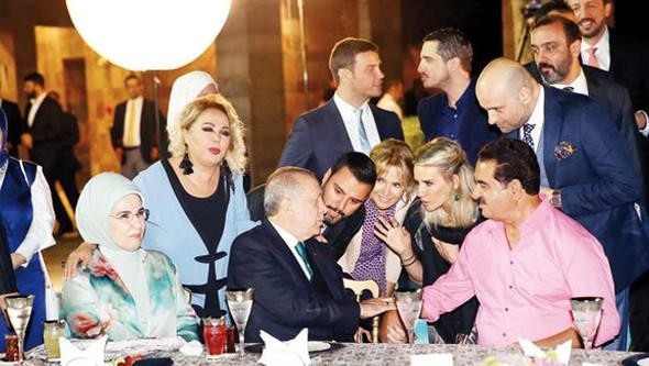 Erdoğan iftarda sanatçılarla ne konuştu fotoğrafın sırrı ortaya çıktı - Resim: 1