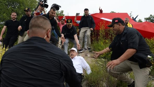 Adalet Yürüyüşü'ndeki Kılıçdaroğlu fena düştü - Resim: 3