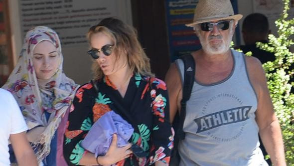 Gamze Özçelik plaja inip dua etti kardeşi türbana girdi - Resim: 2