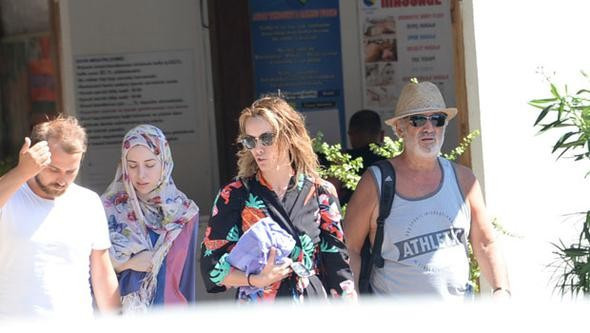 Gamze Özçelik plaja inip dua etti kardeşi türbana girdi - Resim: 3