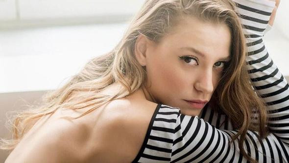 Serenay Sarıkaya'dan hayranlarını üzecek haber - Resim: 1
