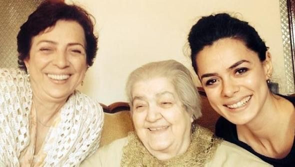 Kadın dizisinin yıldızı Özge Özpirinççi annesi için kesenin ağzını açtı - Resim: 2