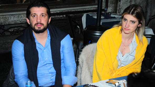 Sarışın spikerle yakalandı! Flaşlar patlayınca panikledi - Resim: 1