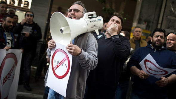 Taksiciler, Uber sürücülerine tekme tokat saldırdı! - Resim: 1