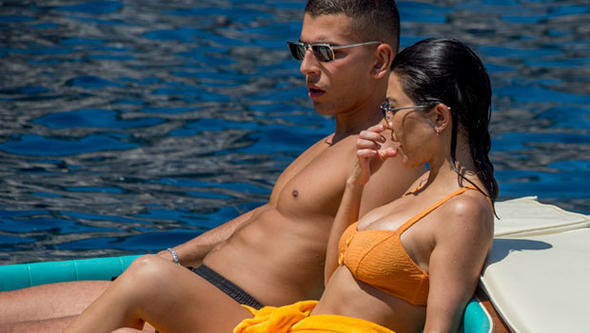 Genç sevgilisiyle tatile çıktı ters ışık kurbanı oldu - Resim: 1