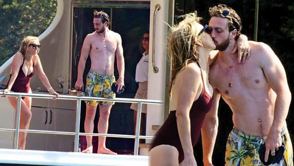 Teknede tatilin elli tonu! Ünlü çift böyle yakalandı - Resim: 1