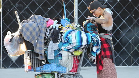 Zengin bir kocası rüya gibi bir hayatı vardı şimdi ise sokaklarda çöp topluyor! - Resim: 2