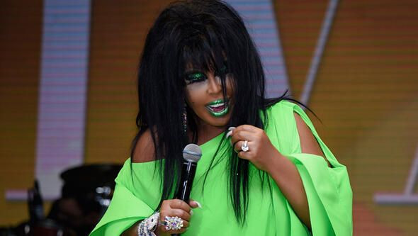 Bülent Ersoy'u havaalanında unuttular! Diva 'aç kaldım' deyip bastı gitti - Resim: 1