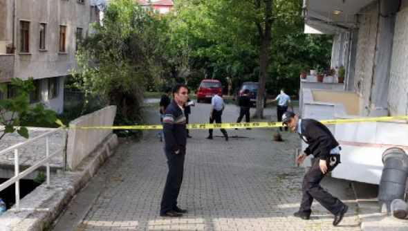 Bozuk kapıya sinirlendi kurşun yağdırdı - Resim: 1