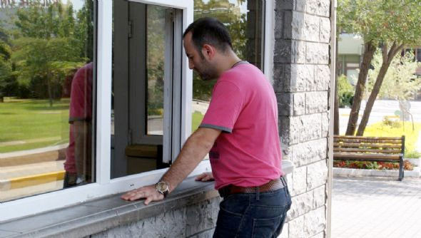 Bebeğinin cesedini koliyle aldı - Resim: 3