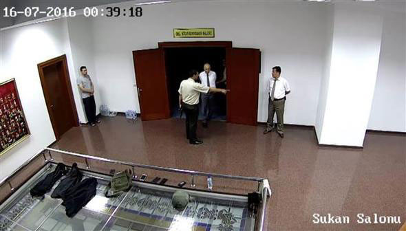 Darbeciler TEM Daire Başkanı Turgut Aslan'ı infaza böyle götürmüş... - Resim: 3