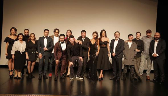 Geceye damga vuran dekolte! Bakan bir daha baktı - Resim: 1