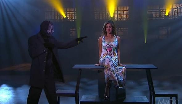 Maskeli sihirbaz hileleri gösterdi nasıl hava asılı kalınıyor? - Resim: 1