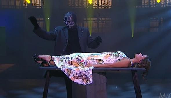 Maskeli sihirbaz hileleri gösterdi nasıl hava asılı kalınıyor? - Resim: 2