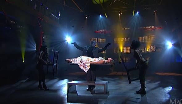 Maskeli sihirbaz hileleri gösterdi nasıl hava asılı kalınıyor? - Resim: 4