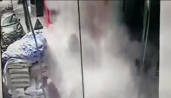 İnanılmaz olay! Kaldırımda yürürken kafasına çimento torbası düştü - Resim: 4