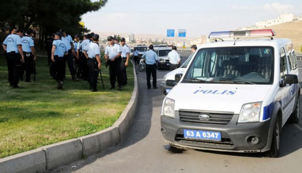 Kimlik kontrolü arbedeye dönüştü - Resim: 4