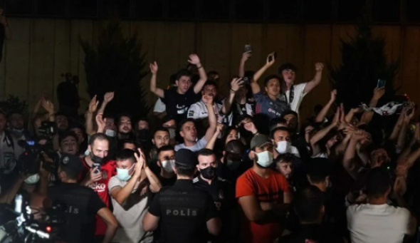 Beşiktaş'ın yeni golcüsü Batshuayi İstanbul'da coşkuyla karşılandı - Resim: 1