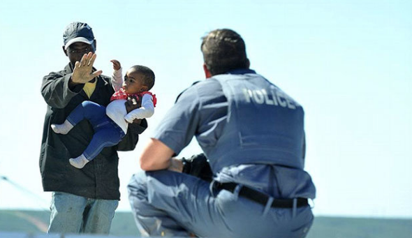 İnanılmaz anlar! Canavar baba bebeğini çatıdan attı - Resim: 1
