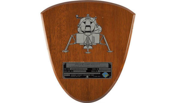 Ay'a ayak basan ilk insanın eşyaları satıldı: Servet ödediler! - Resim: 3