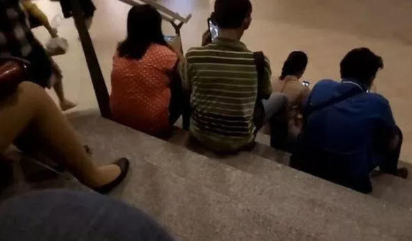 Sapıklar etek altı fotoğrafları böyle çekiyor! Şeytani plan... - Resim: 1