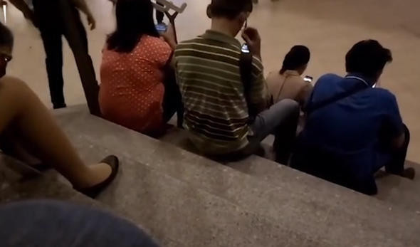 Sapıklar etek altı fotoğrafları böyle çekiyor! Şeytani plan... - Resim: 2