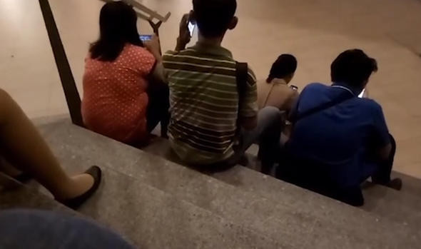 Sapıklar etek altı fotoğrafları böyle çekiyor! Şeytani plan... - Resim: 3