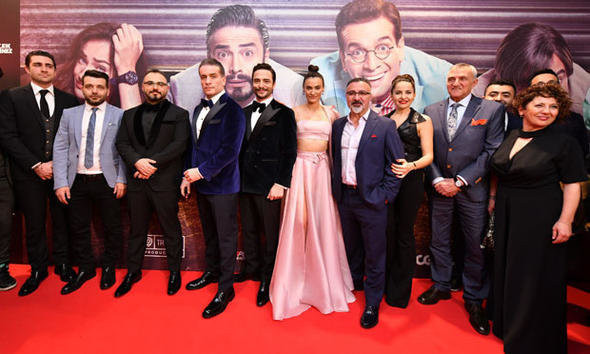 Saadet Işıl Aksoy Ailecek Şaşkınız filminin galasına damga vurdu - Resim: 1