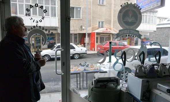 Koçuyla boynu bükük öylece bekledi... - Resim: 3