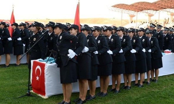 Polislerin mezuniyetinde en dikkat çeken detay! - Resim: 1