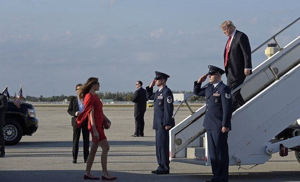 Trump'ın tuhaf hareketi önce elini tuttu sonra da... - Resim: 4