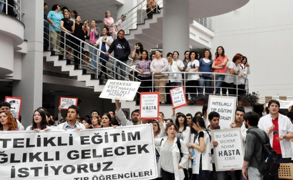 Beyaz önlüklüler böyle eylem yaptı! - Resim: 2