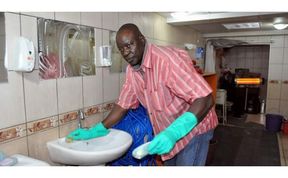 Gineli Profesör Toure Türkiye'de yıllardır tuvalet temizliyor! 9 dil biliyor - Resim: 3