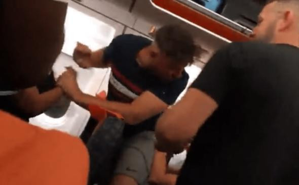 Önce soyundu sonra kucak dansı yaptı! İşte uçak böyle karıştı - Resim: 4