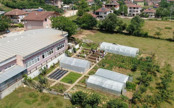 Hiç böyle bir köy okulu görmediniz çocuklar tam bir doğa eğitimi alıyor - Resim: 2