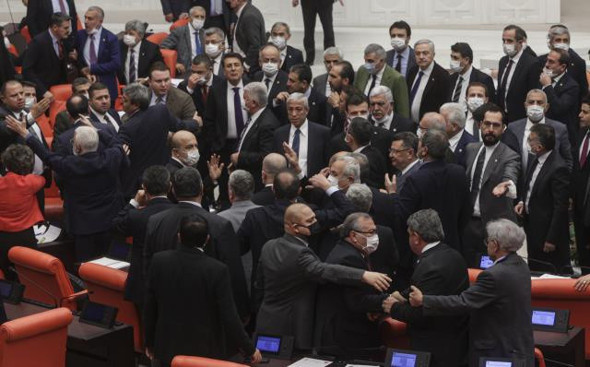 Meclis'te yumruk yumruğa kavga! Oturuma ara verildi - Resim: 0