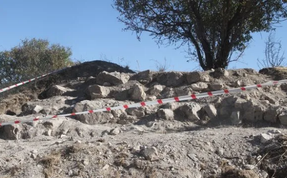 Elazığ'da defineciler kazmıştı! Tam 2 bin 800 yıllık cıktı - Resim: 1