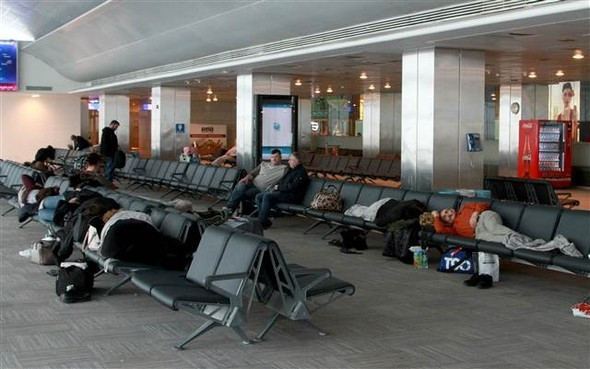 Kar hava ulaşımını vurdu! İnsanlar saatlerdir bekliyor - Resim: 1