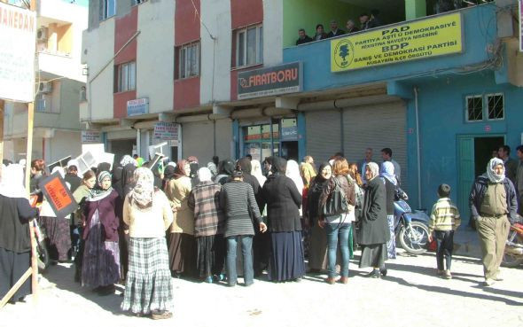 BDP'li kadınların yürüyüşü olaylı bitti! - Resim: 1