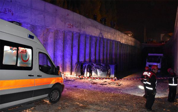 Otomobil alt geçit inşaatına uçtu: Ölü ve yaralılar var! - Resim: 1