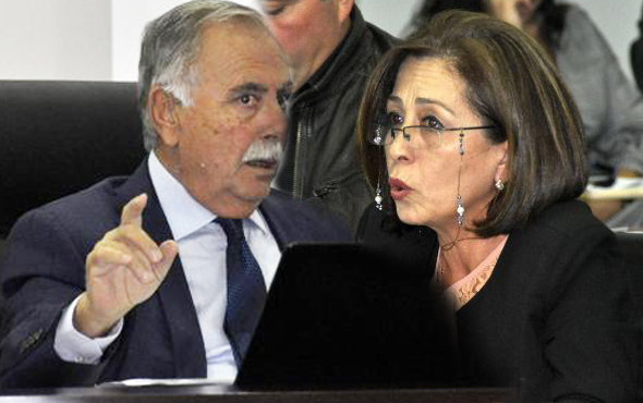 CHP'li başkanın iğrençliğine bakın! Herkesin önünde kadın üyeye... - Resim: 1