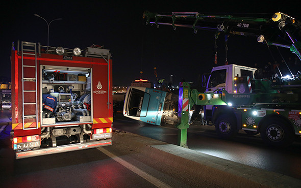 İstanbul'da halk otobüsü devrildi: Yaralılar var! - Resim: 4