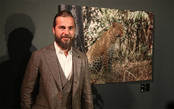 Bakan Çavuşoğlu, ünlü oyuncunun 'anlamlı' sergisini gezdi! - Resim: 1