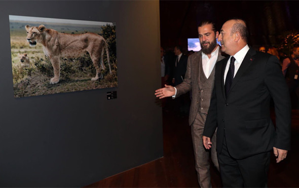 Bakan Çavuşoğlu, ünlü oyuncunun 'anlamlı' sergisini gezdi! - Resim: 2