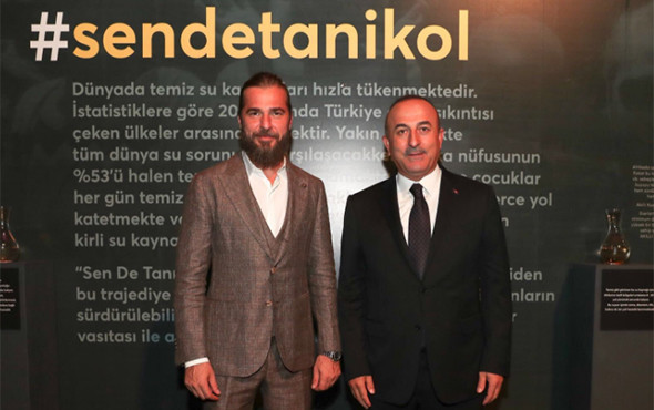 Bakan Çavuşoğlu, ünlü oyuncunun 'anlamlı' sergisini gezdi! - Resim: 3