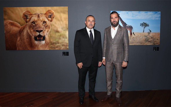 Bakan Çavuşoğlu, ünlü oyuncunun 'anlamlı' sergisini gezdi! - Resim: 4